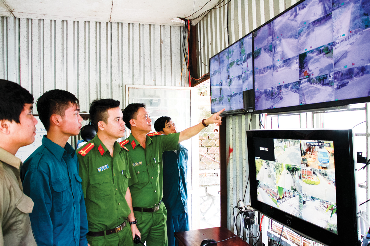 Công an phường Cái Khế, quận Ninh Kiều theo dõi tình hình an ninh trật tự thông qua mô hình “Camera an ninh”.  Ảnh: HỒNG VÂN