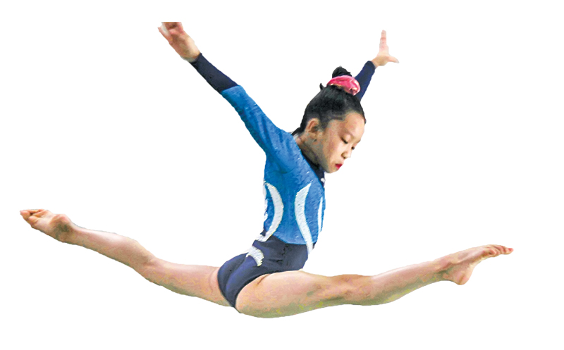 Huỳnh Thiên Lý tập luyện những động tác khó trên cầu thăng bằng.