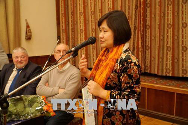 Tác giả Nguyễn Thụy Anh đọc thơ Olga Bertgolts tại lễ trao giải. Ảnh : LÊ THỊ TÂM HẰNG-TTXVN