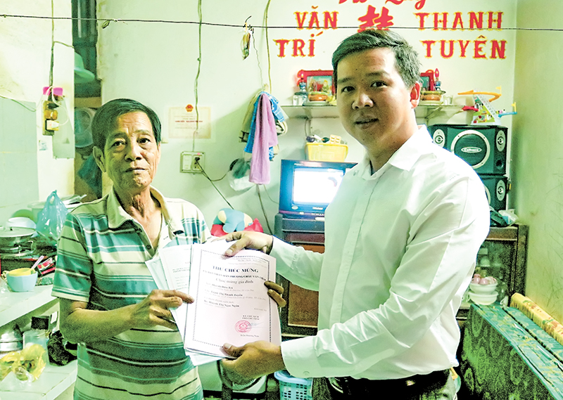 Anh Nguyễn Công Chánh trao thư chúc mừng và Giấy đăng ký khai sinh cho người dân trên địa bàn.