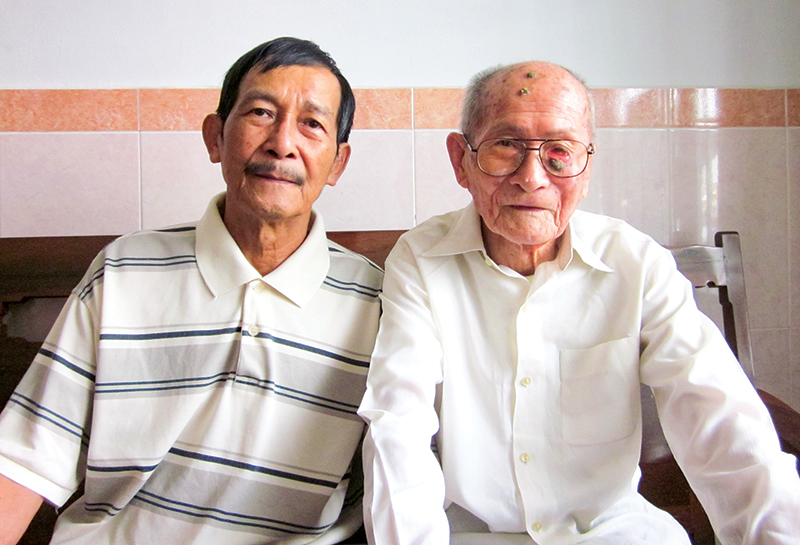 Mỗi ngày, cụ Đường Thành (104 tuổi) sống vui vẻ, khỏe mạnh bên con cháu.