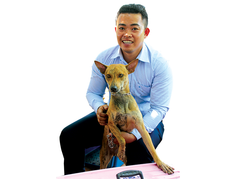 Anh Lương Thanh Vũ đem chó Phú Quốc đến hội thi. Ảnh: ANH KHOA