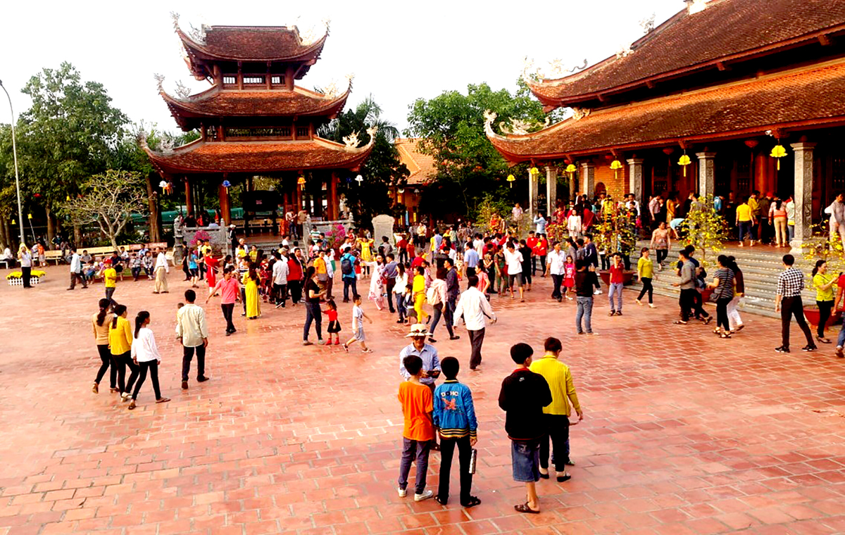        Thiền Viện Trúc Lâm Phương Nam tấp nập du khách gần xa đến vãn cảnh chùa.  Ảnh: Minh Thảo