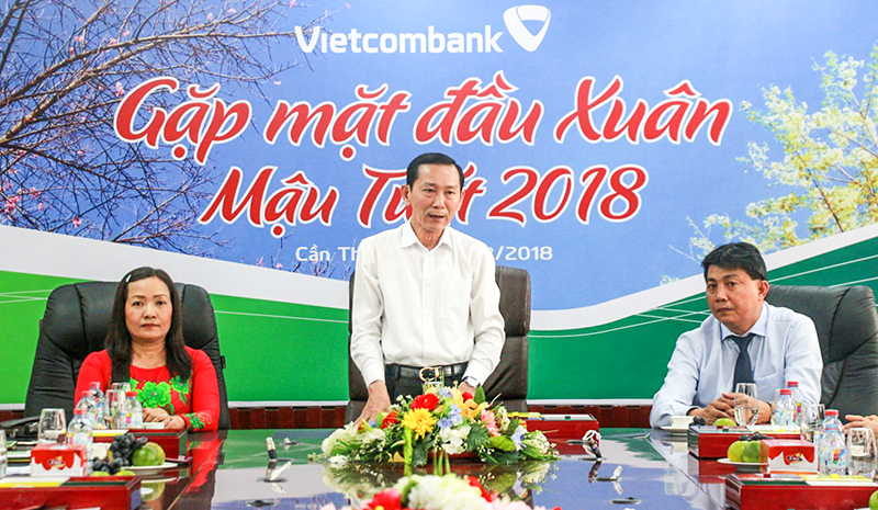 Chủ tịch UBND TP Cần Thơ Võ Thành Thống đến chúc Tết VCB Chi nhánh Tây Nam. Ảnh: NAM HƯƠNG