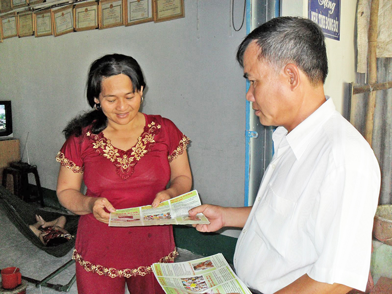 Cán bộ y tế xã Trường Long, huyện Phong Điền tuyên truyền các kiến thức chăm sóc sức khỏe đến tận hộ gia đình.