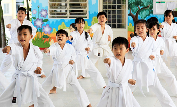 Các võ sinh nhí luyện tập tại CLB karatedo Trường THCS Thường Thạnh. Ảnh: NGUYỄN MINH