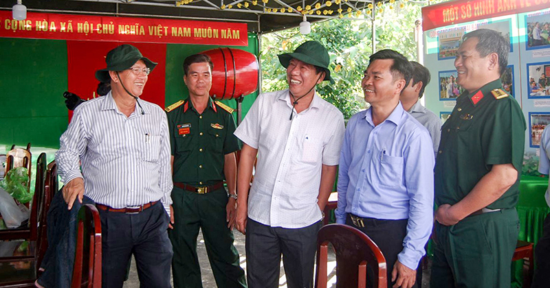 Đồng chí Lê Văn Tâm (bìa trái) kiểm tra công tác tuyển quân tại quận Cái Răng.