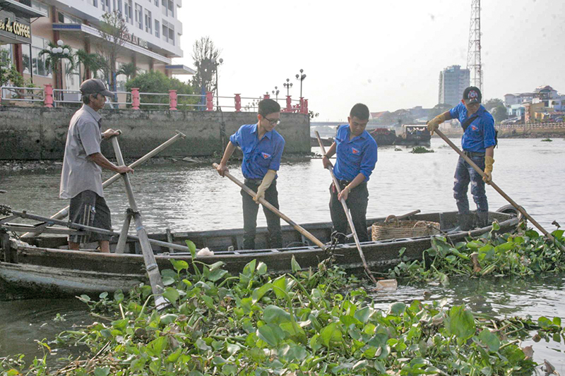 Sôi nổi khởi động Tháng Thanh niên ĐVTN quận Ninh Kiều ra quân vệ sinh môi trường ở rạch Khai Luông, phường Cái Khế. Ảnh: Q. THÁI