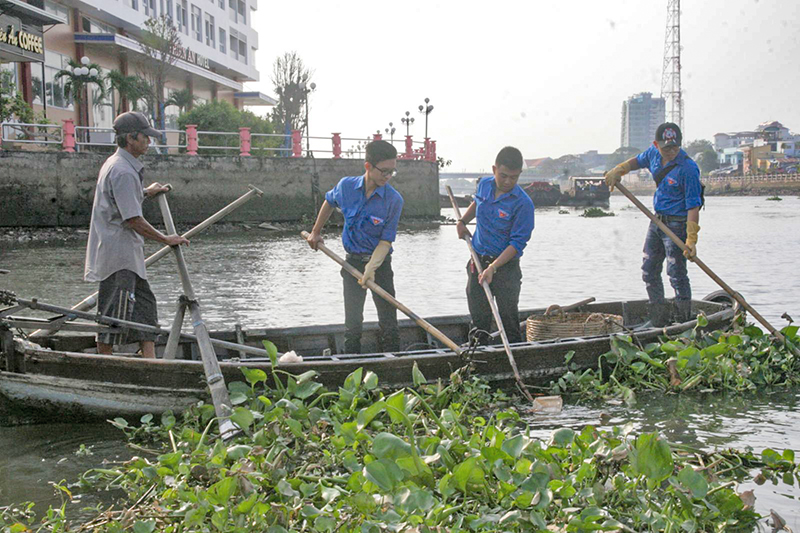 ĐVTN quận Ninh Kiều ra quân vệ sinh môi trường ở rạch Khai Luông, phường Cái Khế. Ảnh: Q. THÁI