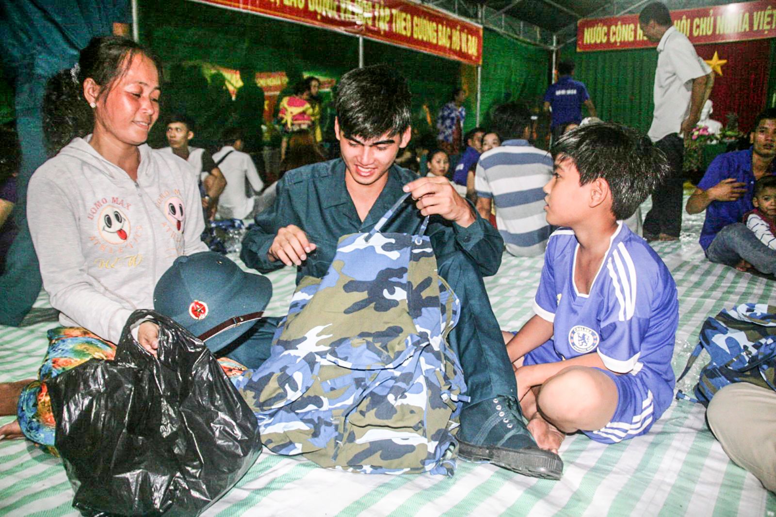 Gia đình cùng tân binh Nguyễn Phước Lộc (đảng viên) ở ấp Thới Hòa, thị trấn Cờ Đỏ, chuẩn bị hành trang lên đường nhập ngũ. Ảnh: Q. THÁI