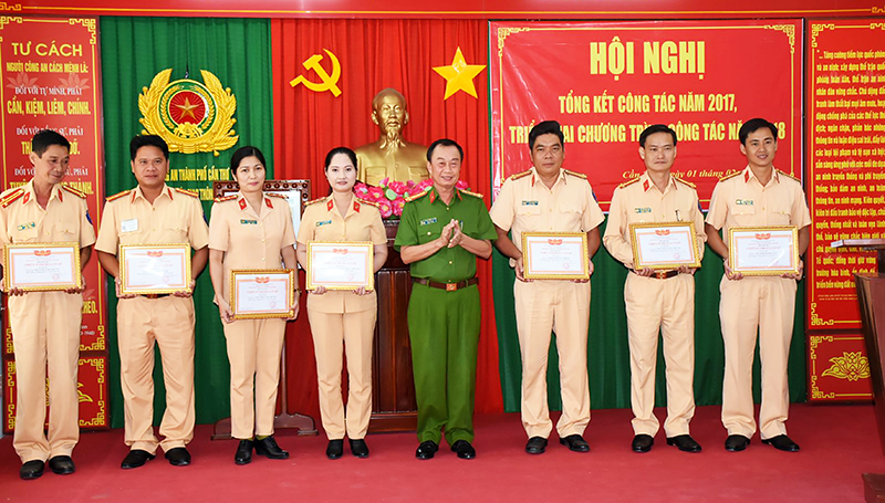 Đại tá Huỳnh Đấu Tranh, Phó Giám đốc Công an TP Cần Thơ trao chứng nhận cho cá nhân đạt danh hiệu Chiến sĩ thi đua cơ sở. Ảnh: XUÂN ĐÀO