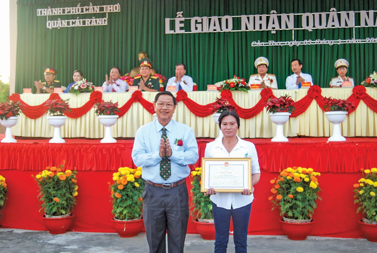 Đồng chí Lê Văn Tâm trao bằng khen cho các gia đình có thành tích tiêu biểu trong công tác tuyển chọn và gọi công dân nhập ngũ ở quận Cái Răng. Ảnh: TUYẾT NHUNG