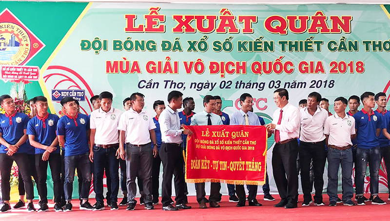 Ông Lê Văn Tâm trao cờ xuất quân cho đội bóng.