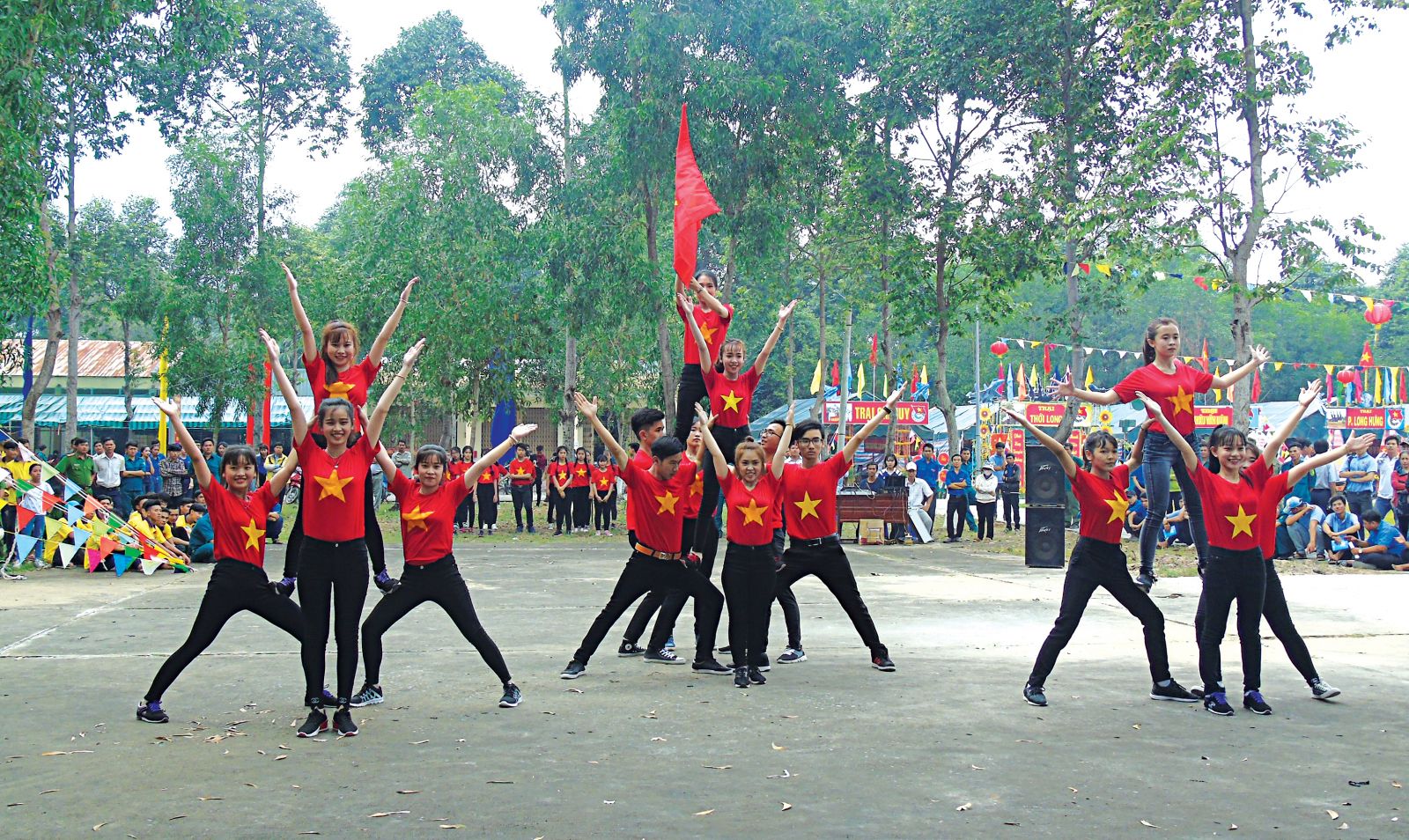 Các tiết mục múa dân vũ tạo không khí sôi nổi tại Hội trại tòng quân quận Ô Môn. Ảnh: NGỌC QUYÊN