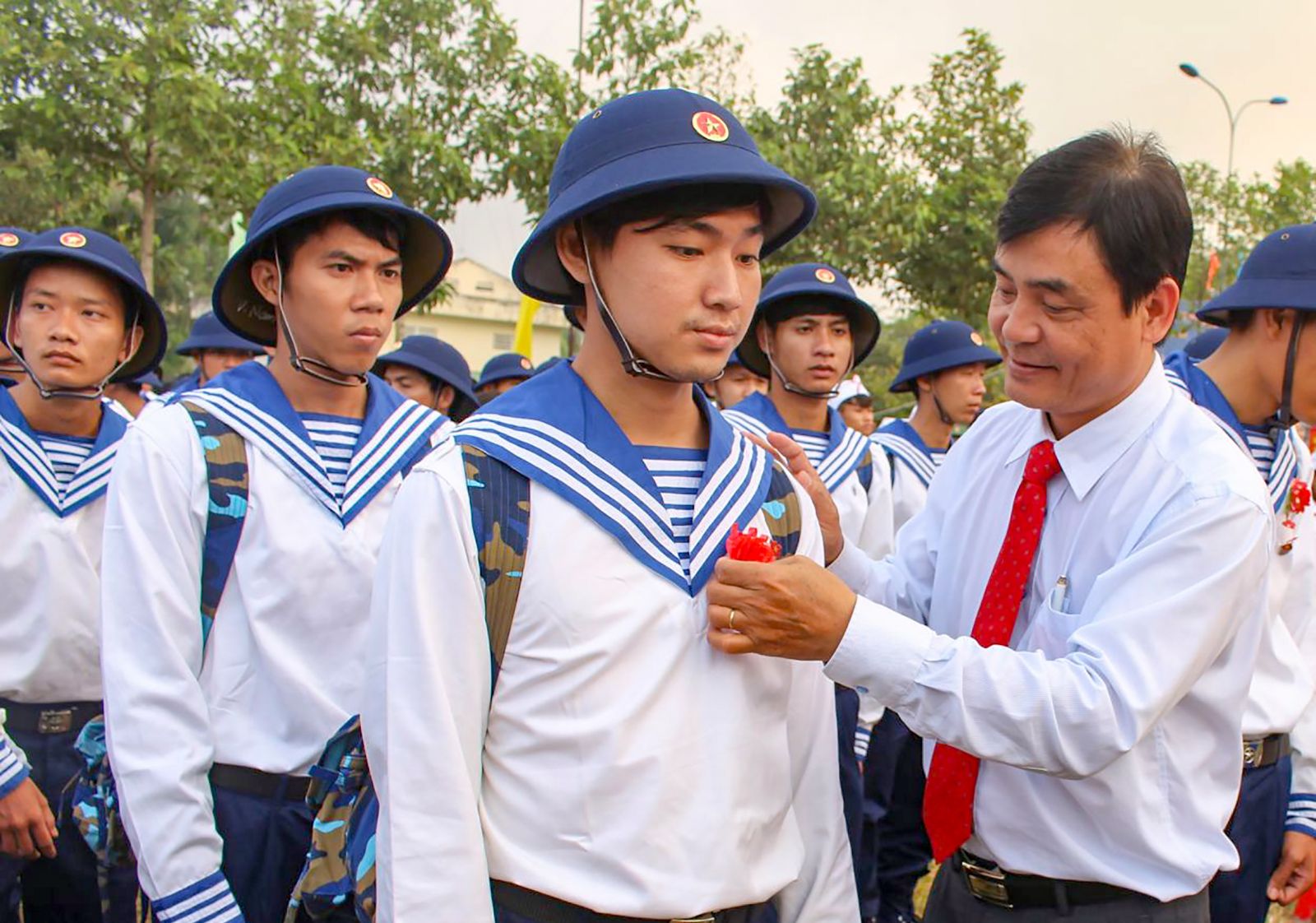 Đồng chí Nguyễn Xuân Hải, Ủy viên Ban Thường vụ Thành ủy, Trưởng ban Nội chính Thành ủy cài hoa và chúc các tân binh Thốt Nốt hoàn thành tốt nhiệm vụ được giao.