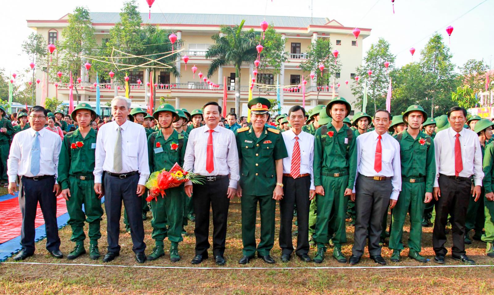 Lãnh đạo thành phố và huyện Phong Điền tiễn tân binh lên đường nhập ngũ.