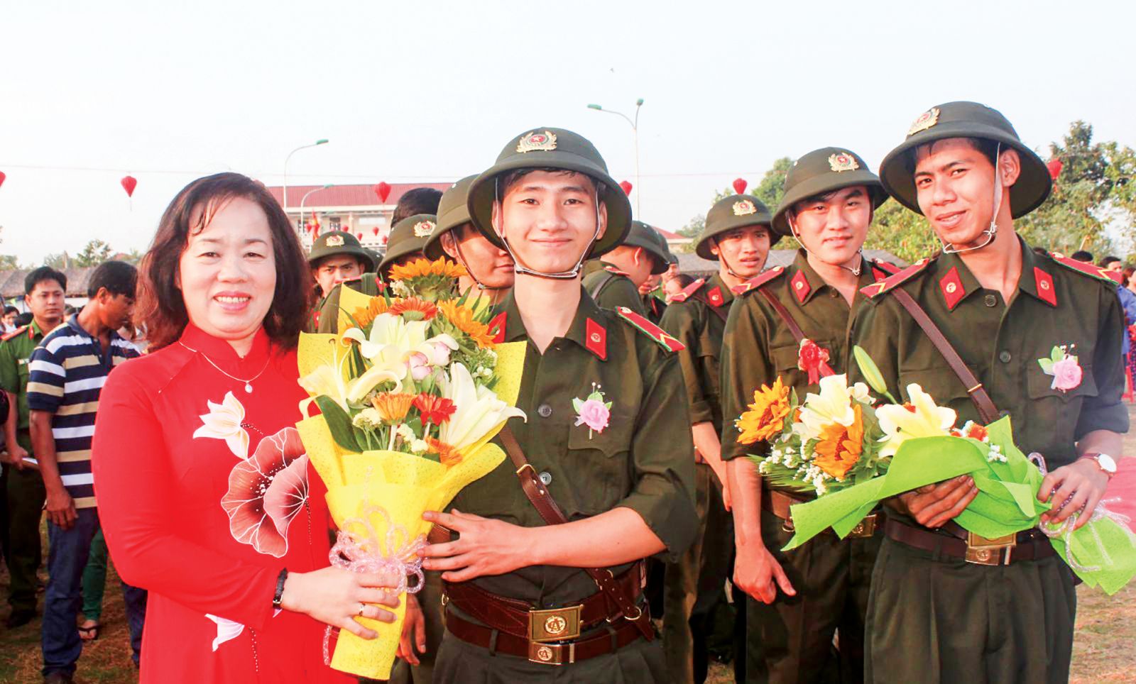 Đồng chí Phan Thị Hồng Nhung, Ủy viên Ban Thường vụ Thành ủy, Chủ tịch UBMTTQVN TP Cần Thơ tặng hoa cho tân binh quận Bình Thủy. Ảnh: Q.LAM