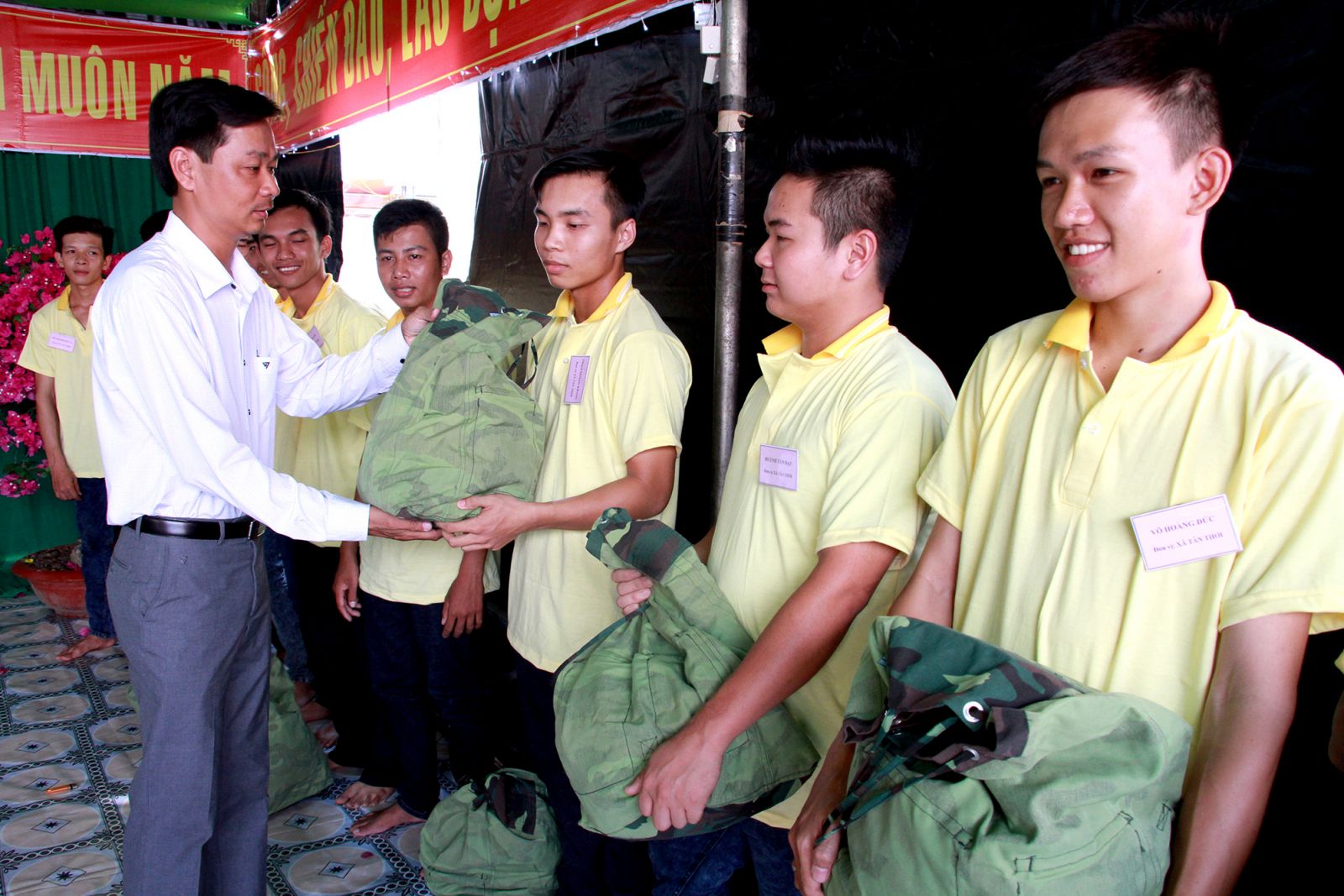 Lãnh đạo xã Tân Thới, huyện Phong Điền cấp phát quân trang cho các thanh niên chuẩn bị lên đường nhập ngũ. Ảnh: HỒNG VÂN