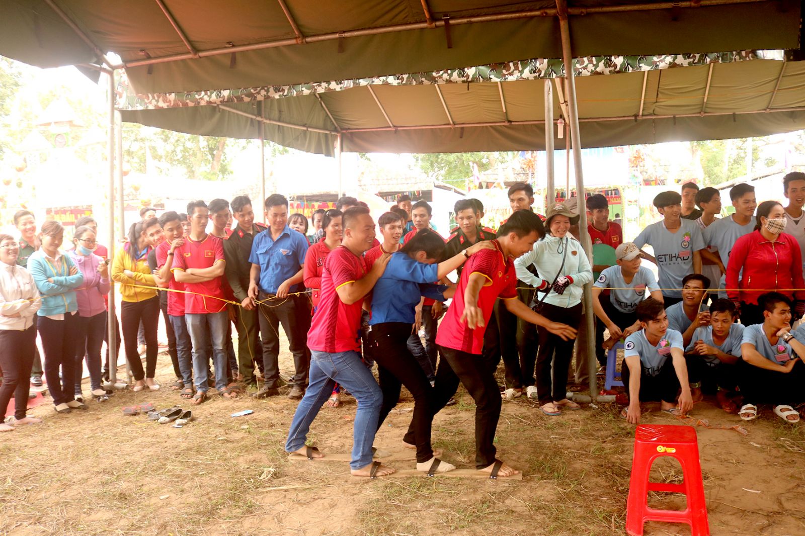 Thanh niên tham gia trò chơi dân gian tại Hội trại tòng quân huyện Thới Lai. Ảnh: VĂN TRUYỀN