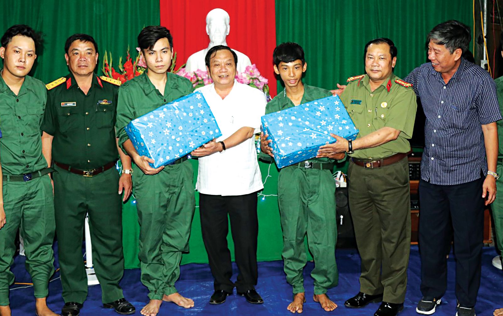 Đồng chí Trần Quốc Trung, Bí Thư Thành ủy Cần Thơ thăm và tặng quà cho các tân binh tại quận Cái Răng.