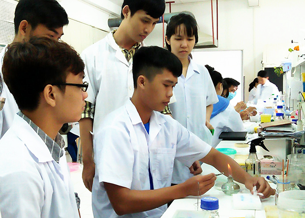 Sinh viên ngành Công nghệ sinh học (chương trình tiên tiến) Trường ĐHCT trong giờ học thực hành. Ảnh: B.NG