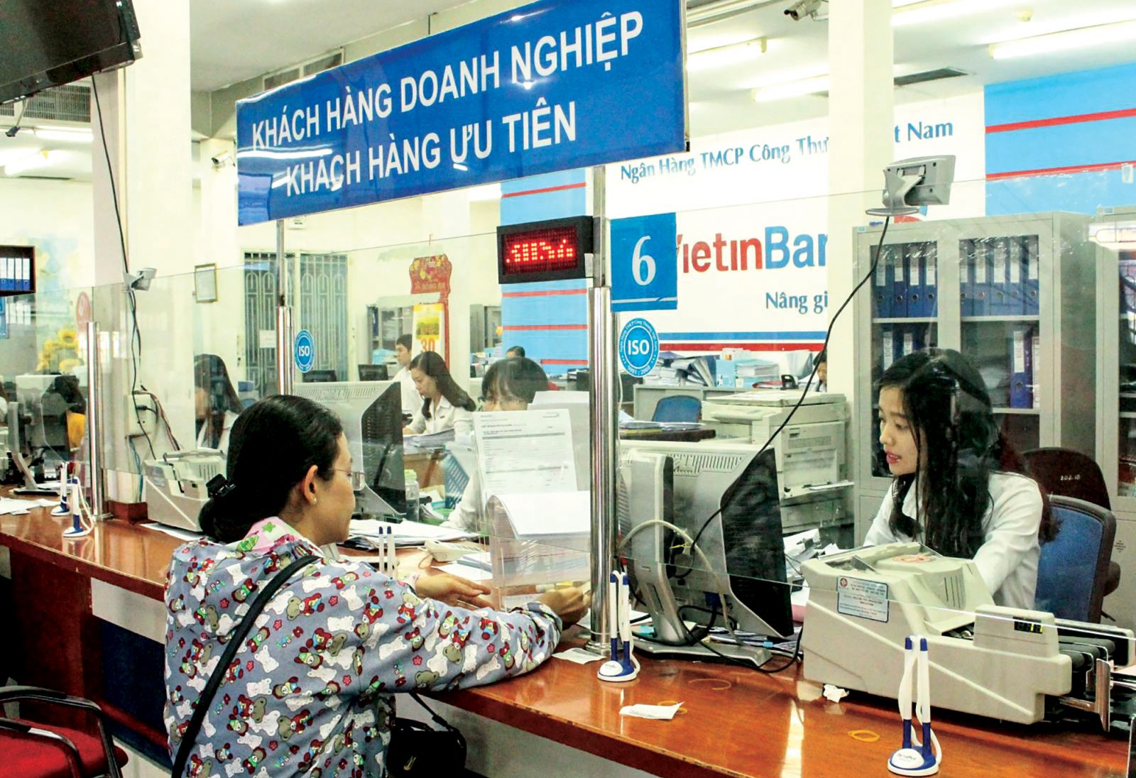 Khách hàng đến giao dịch tại Vietinbank Chi nhánh Cần Thơ. Ảnh: MINH HUYỀN