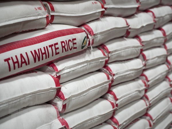 Gạo được đóng gói chờ xuất khẩu tại một nhà máy ở Bangkok. Nguồn: AFP/TTXVN