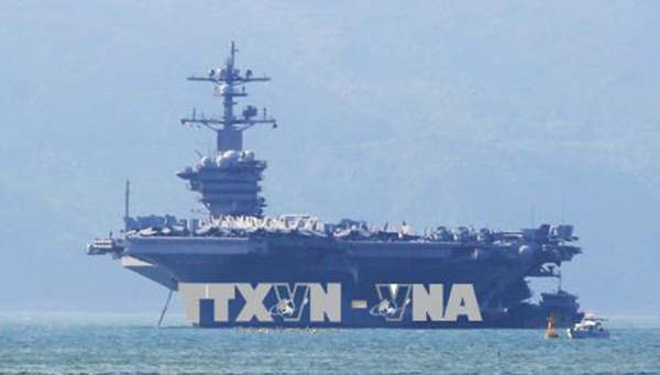 Tàu sân bay USS Carl Vinson neo tại vịnh Đà Nẵng. Ảnh: Trần Lê Lâm - TTXVN