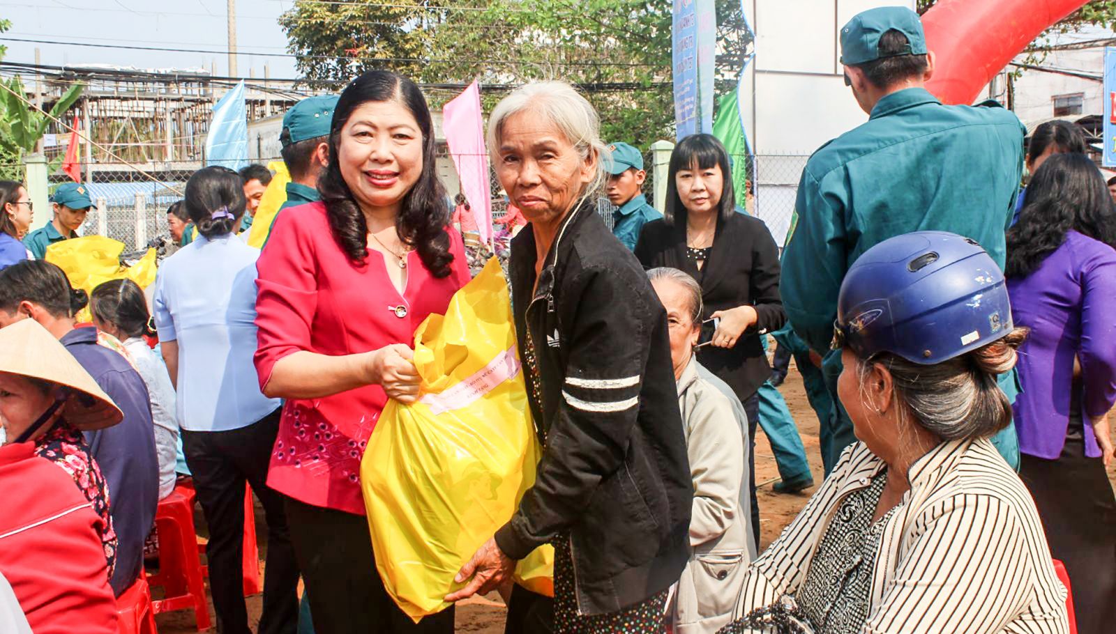 Lãnh đạo Hội LHPN thành phố tặng quà cho hội viên phụ nữ nghèo quận Bình Thủy. Ảnh: QUỲNH LAM