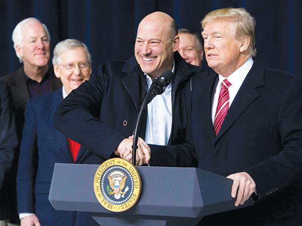 Ông Cohn (giữa) sẽ không còn hợp tác với Tổng thống Trump? Ảnh: AFP