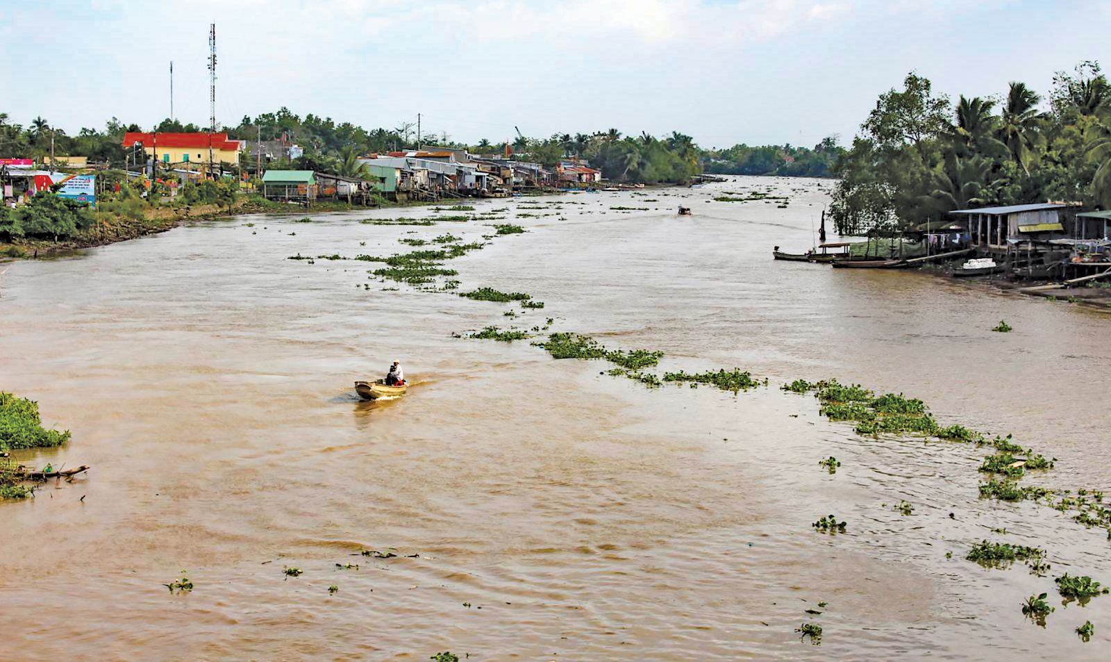 Nhiều ngôi nhà cặp sông Cần Thơ (thuộc địa bàn huyện Phong Điền) có nguy cơ sạt lở rất cao, cần sớm được di dời đến nơi ở ổn định. Ảnh: HÀ VĂN