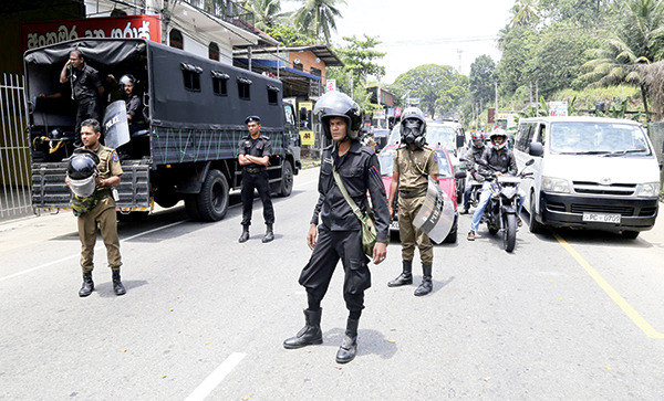 Cảnh sát Sri Lanka đang nỗ lực kiểm soát trật tự tại Kandy. Ảnh: AP