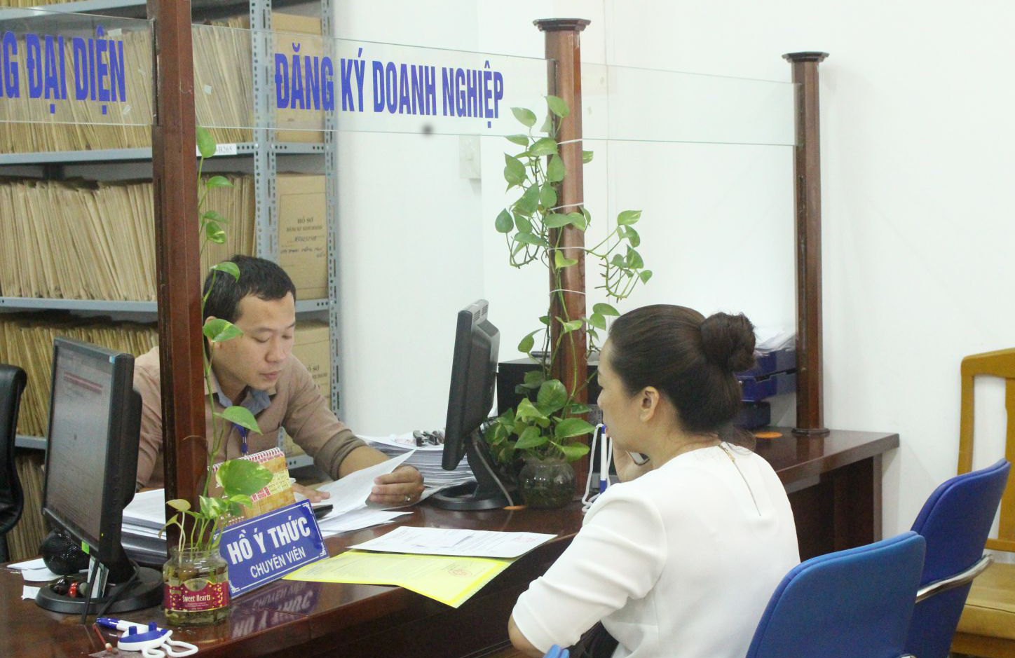 CPTPP sẽ tạo động lực thúc đẩy cải cách thể chế, tạo môi trường đầu tư-kinh doanh minh bạch ở Việt Nam. Doanhn ghiệp đến làm thủ tục đăng ký kinh doanh tại Sở Kế hoạch và Đầu tư TP Cần Thơ. Ảnh: MINH HUYỀN