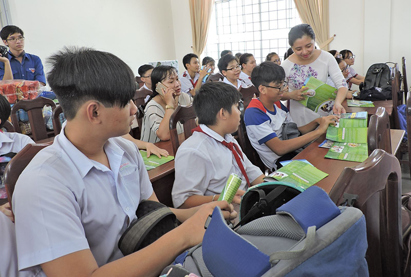 Học sinh THCS trên địa bàn quận Ninh Kiều được tuyên truyền về an toàn giao thông và ứng xử văn hóa khi tham gia giao thông, do Phòng Giáo dục quận Ninh Kiều phối hợp với Quận đoàn Ninh Kiều tổ chức. Ảnh: THẢO MỘC