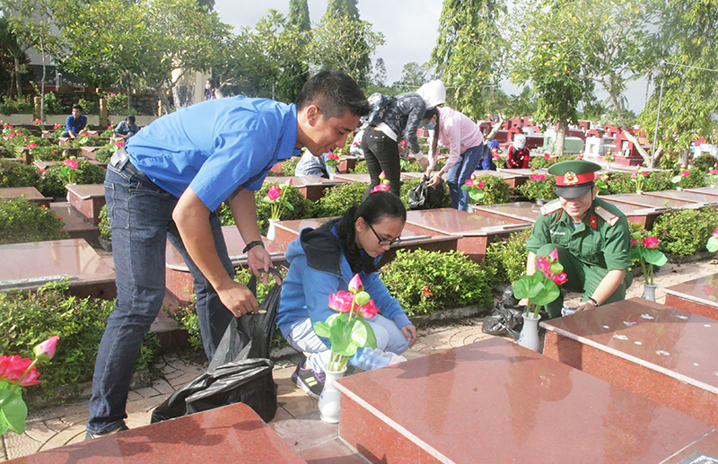 Cuối tuần, tuổi trẻ TP Cần Thơ tình nguyện vệ sinh, dọn dẹp và chăm sóc hoa kiểng Nghĩa trang Liệt sĩ Long Tuyền, quận Bình Thủy. Ảnh: Q. THÁI