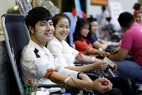 Các bạn trẻ háo hức, nhiệt tình tham gia hiến máu. Ảnh: PV/Vietnam+