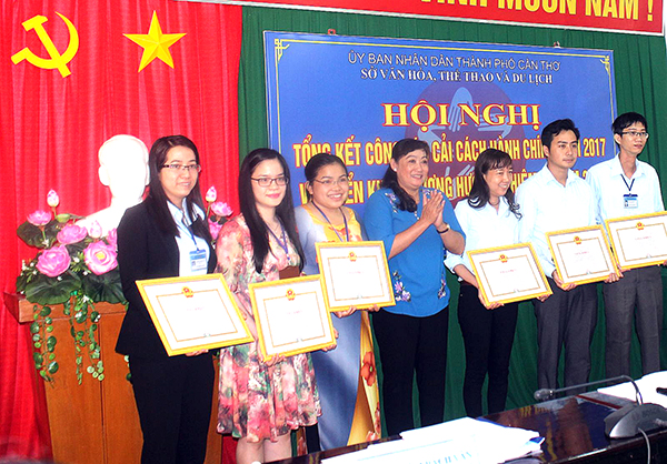 Bà Hồ Lâm Bạch Vân, Phó Giám đốc Sở VHTTDL thành phố chúc mừng và tặng Giấy khen của Giám đốc Sở VHTTDL thành phố cho các cá nhân có thành tích trong công tác CCHC. Ảnh: QUỲNH LAM
