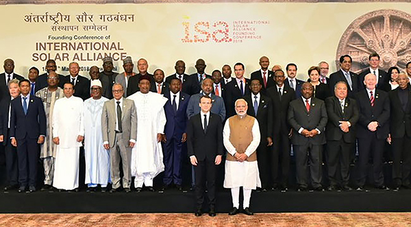 Thủ tướng Ấn Độ Modi và Tổng thống Pháp Macron (hàng trên) tại Hội nghị ISA hôm 11-3. Ảnh: Reuters