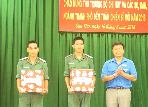 Anh Huỳnh Thái Nguyên, Phó Bí thư Thường trực Thành đoàn Cần Thơ tặng quà cho các chiến sĩ mới. Ảnh: PHẠM TRUNG