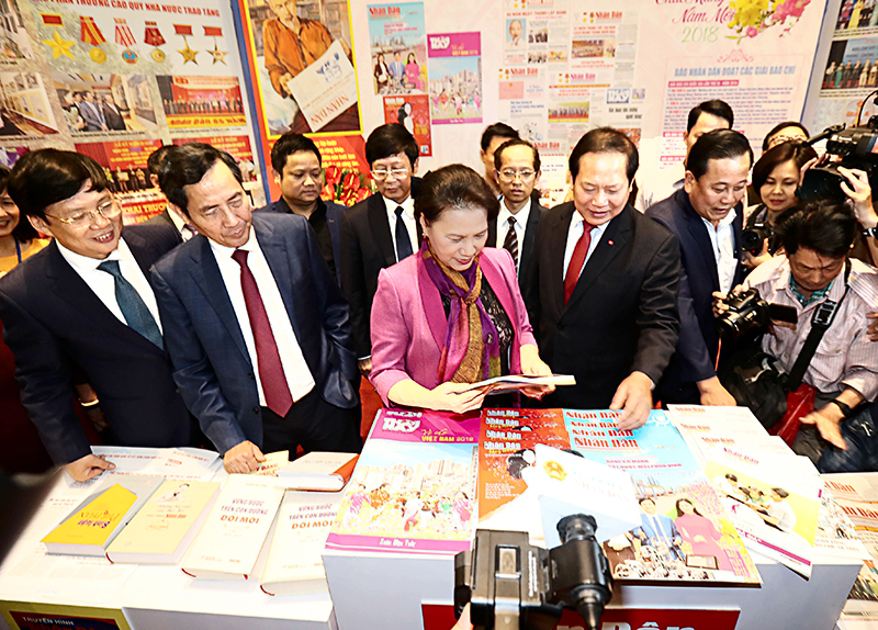 Chủ tịch Quốc hội Nguyễn Thị Kim Ngân thăm Hội báo toàn quốc năm 2018. Ảnh: Trọng Đức - TTXVN