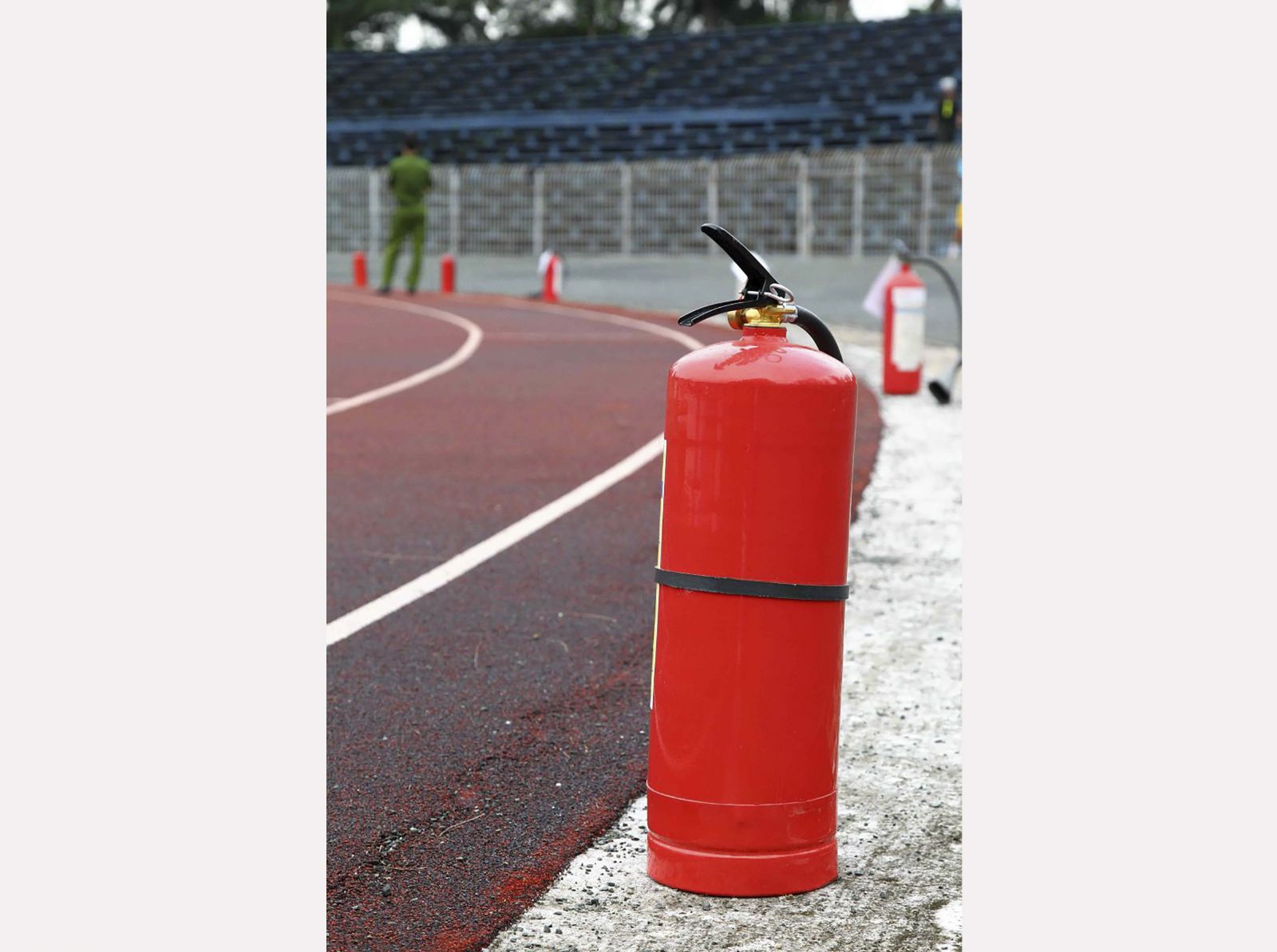 Ban Tổ chức chuẩn bị bình chữa cháy trên sân Cần Thơ khi đội XSKT Cần Thơ gặp Hải Phòng ở mùa giải 2015. Ảnh: NGUYỄN MINH