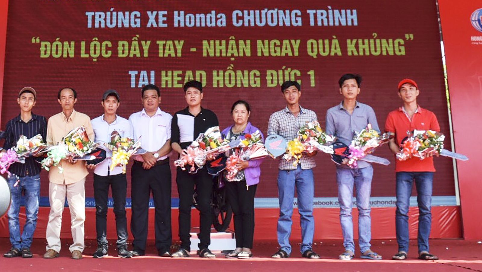 Đại diện HEAD Hồng Đức trao thưởng cho khách hàng may mắn trúng xe. Ảnh: T. TRINH