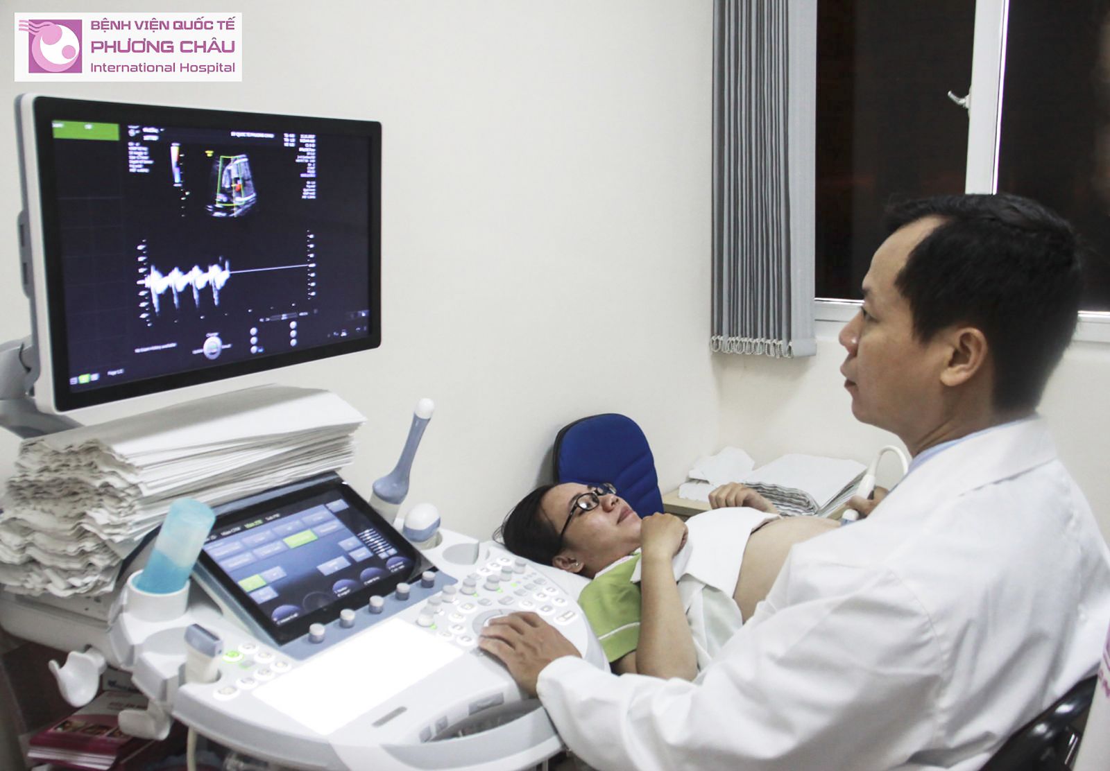 Tiến sĩ bác sĩ Lê Kim Tuyến, Viện Tim TP Hồ Chí Minh siêu âm tim thai cho thai phụ.