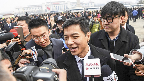 Giám đốc điều hành Baidu Robin Li Yanhong nói với phóng viên về AI. Ảnh: SCMP
