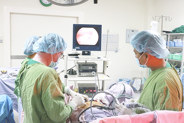 Ê kíp của Khoa Sản – BV Đa khoa Hoàn Mỹ Cửu Long đang thực hiện điều trị cho 1 bệnh nhân sa sinh dục.