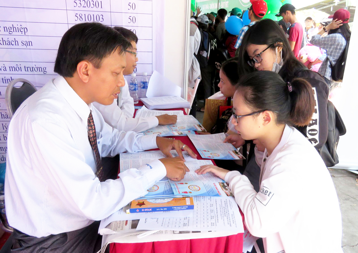 “Khai tử” điểm sàn- ứng phó ra sao?