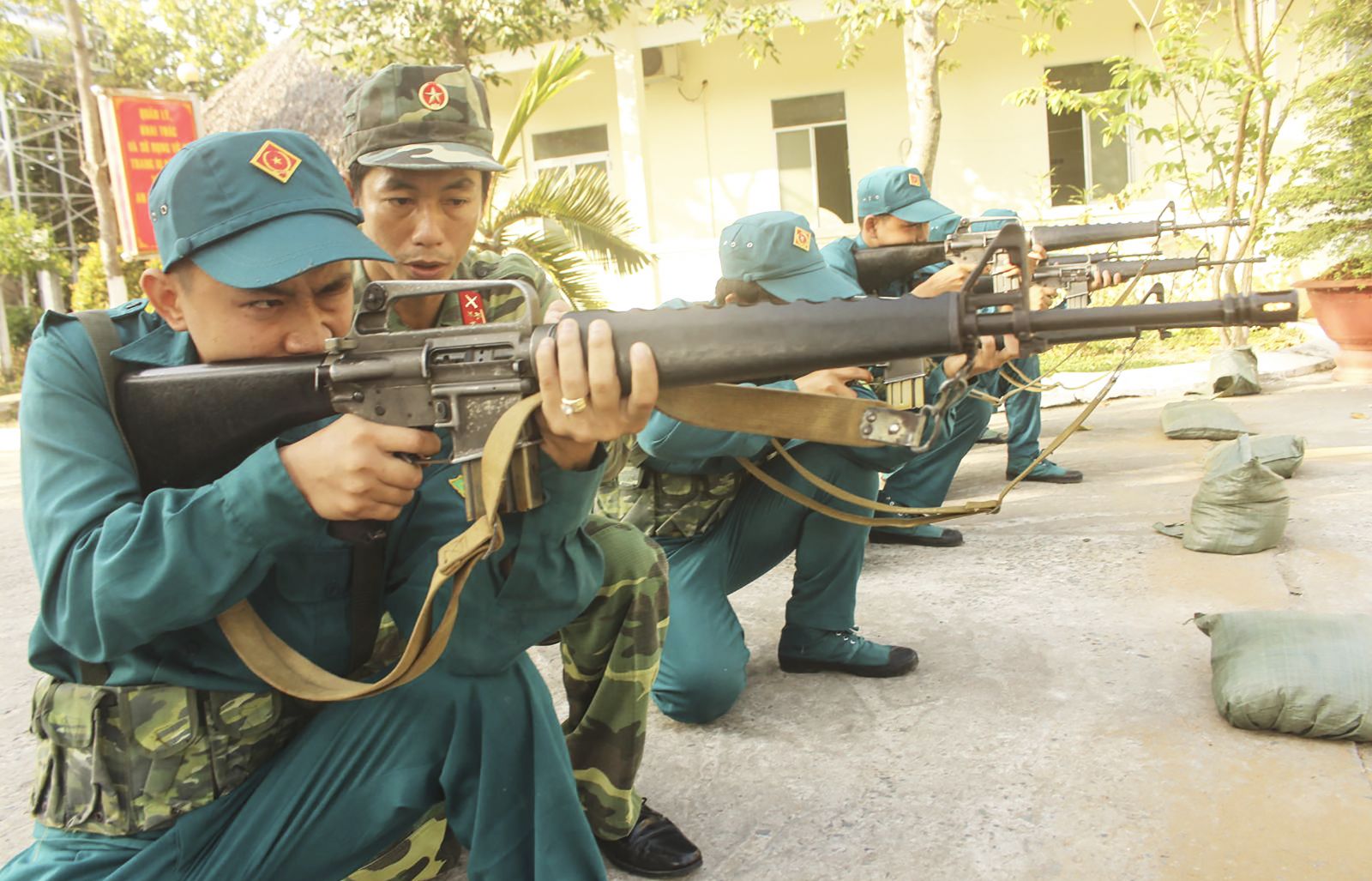 Huấn luyện Dân quân cơ động ở Ban CHQS quận Ninh Kiều. Ảnh: PHẠM TRUNG