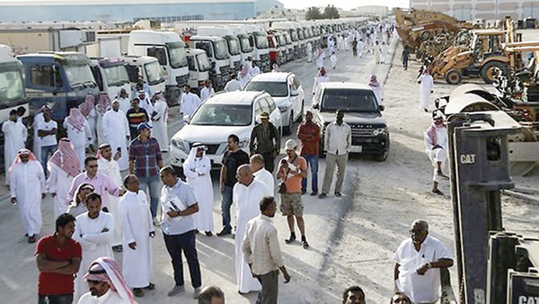 Khách đến dự buổi đấu giá xe hơi của tỉ phú Maan al-Sanea tại Dammam, Saudi Arabia. Ảnh: Reuters