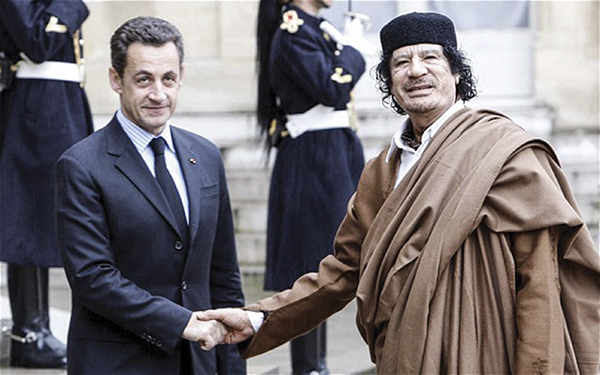 Cựu Tổng thống Pháp trong cuộc gặp Đại tá Gaddafi năm 2007. Ảnh: Telegraph