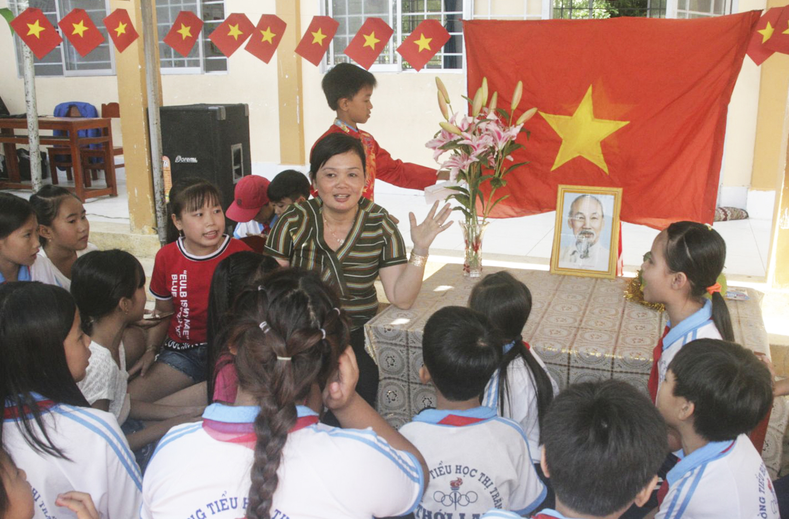 Đội viên Trường Tiểu học thị trấn Thới Lai 2, huyện Thới Lai, tham gia sinh hoạt truyền thống, tìm hiểu về Kim Đồng tại Ngày hội “Thiếu nhi khỏe - Tiến bước lên Đoàn”. Ảnh: Q. THÁI